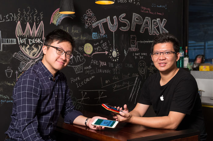 Tim Lee makes a foray into Hong Kong’s mobile payment market with Will Leung <em>(left)</em>, co-founder of Qfpay Overseas