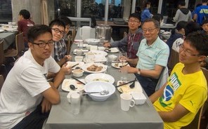 Students and Fellows Gather for Mentor-Mentee Dinner