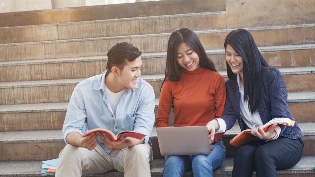 主动与本地同学交流有助了解本地文化。