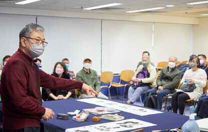 中國香港書法學會主席容浩然老師（左）在開放日活動上即席揮毫，與學員切磋技藝，分享心得。