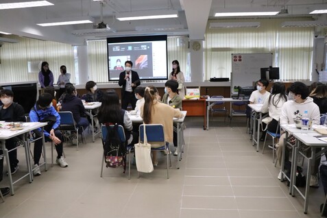 同学以宫崎县生果制作甜品，以轻松手法学习日语。