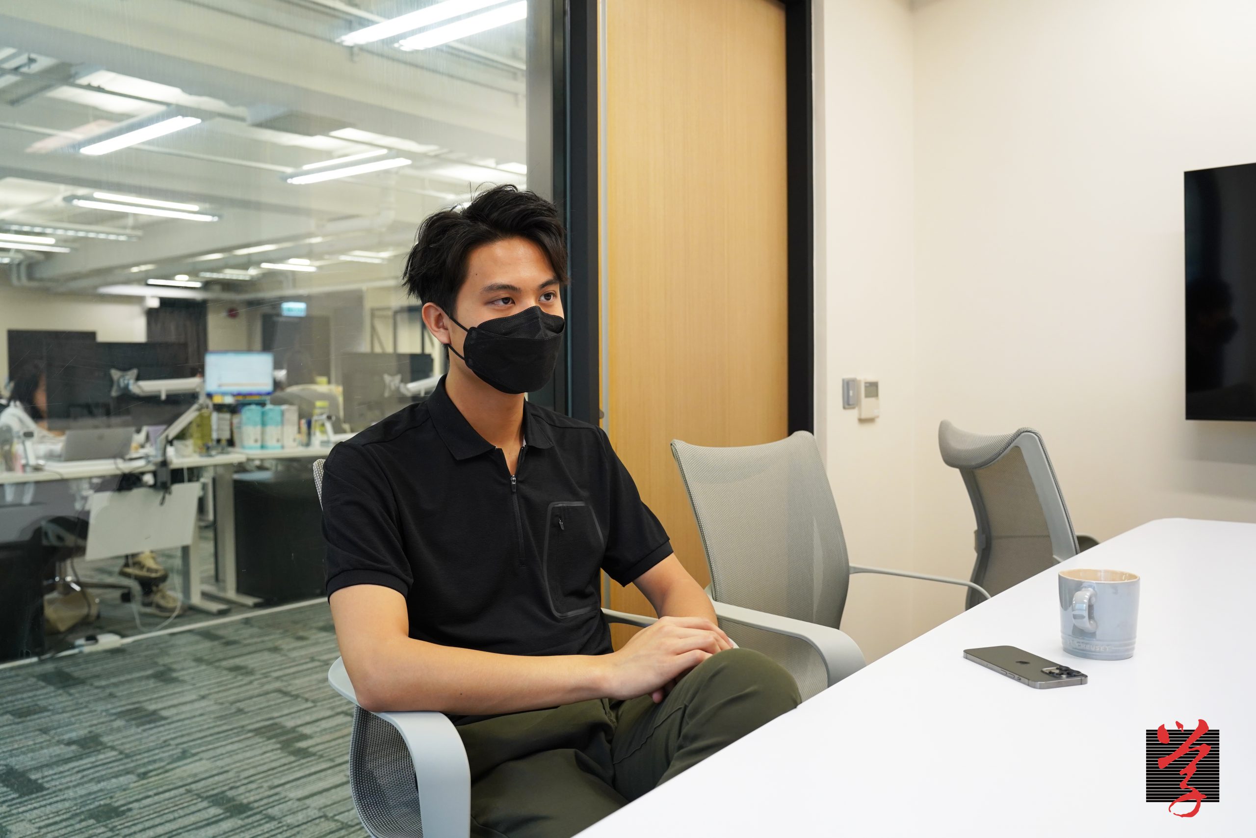 GreenPrice共同創辦人韓駿謙在新辦公室接受訪問,目前公司團隊已由五人增加至50人。(李寶兒攝)