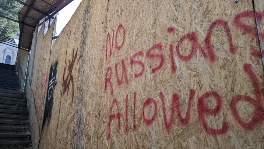 大學線 國際 俄羅斯 俄烏戰爭 仇俄 反俄 歧視 Russophobia 在格魯吉亞首都第比利斯不難發現街上布滿針對俄羅斯及俄羅斯人的仇恨塗鴉 香港中文大學 中大 新聞與傳播學院 新傳 UBEAT