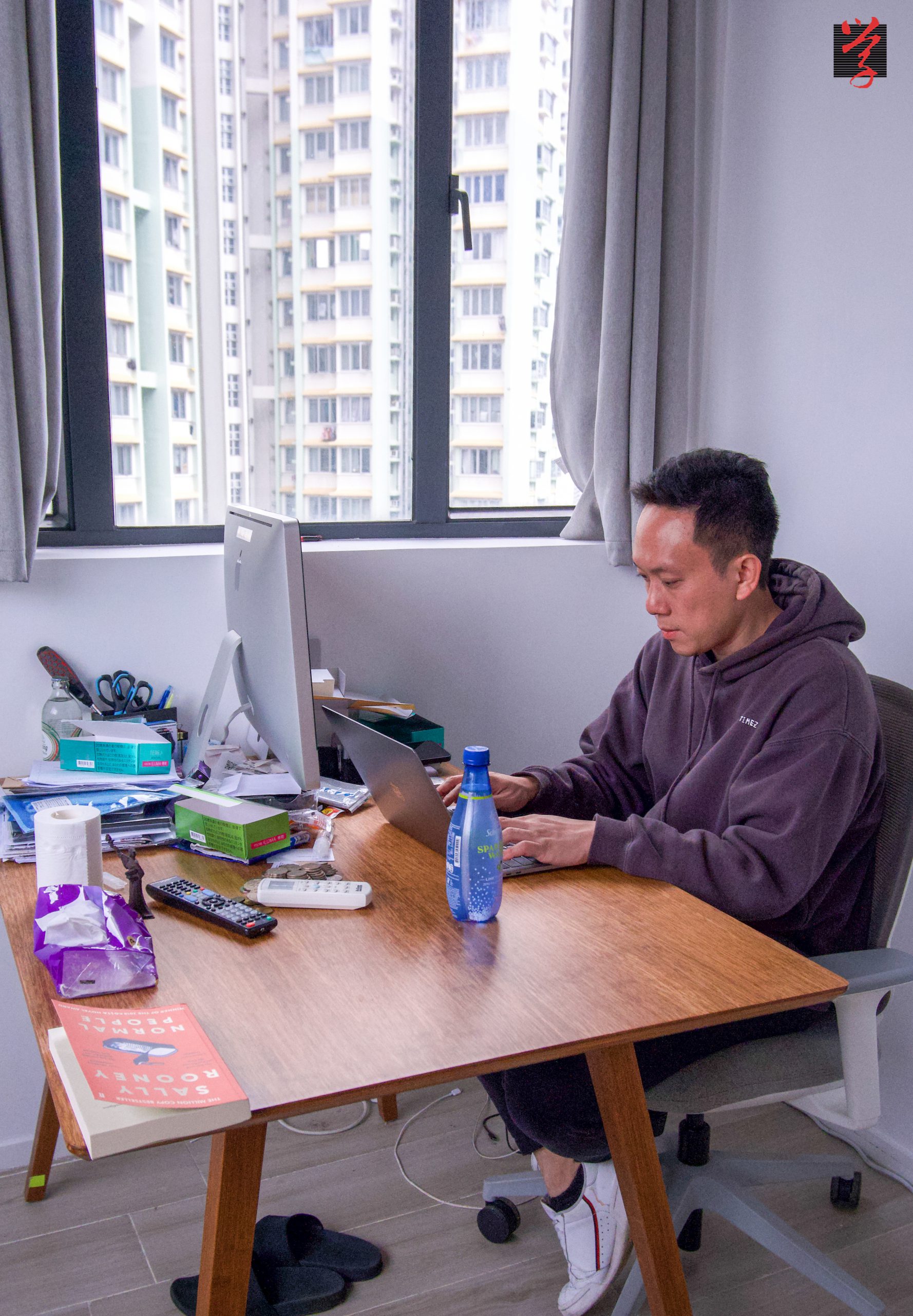 一名機構前記者坐在小型工作室內,正使用手提電腦核對準備發布的稿件。ReNews 林彥邦 一人新聞台