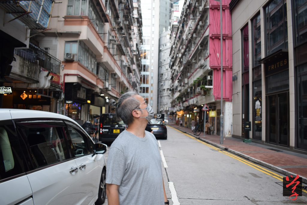 拍攝首套港台外判劇《希雲在線》時，黃浩然正住在希雲街，和拍攝地只有數步之遙。