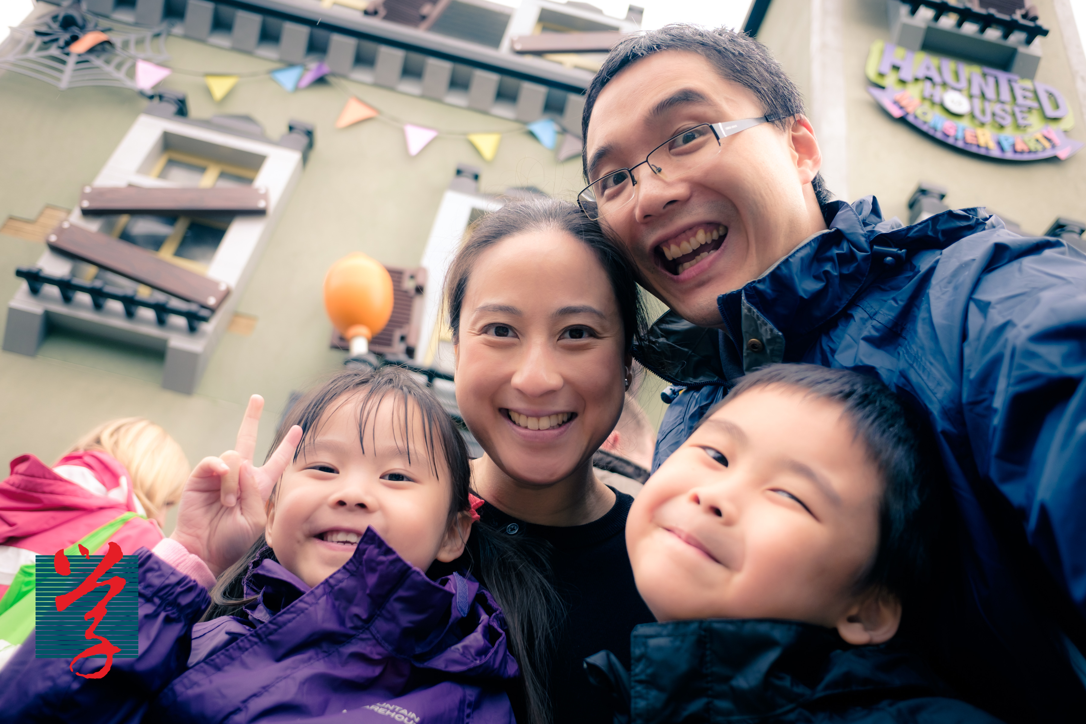 蔡天運（右一）坦言，子女尚年幼，不想「把他們扯回香港，由零開始」。（受訪者提供）