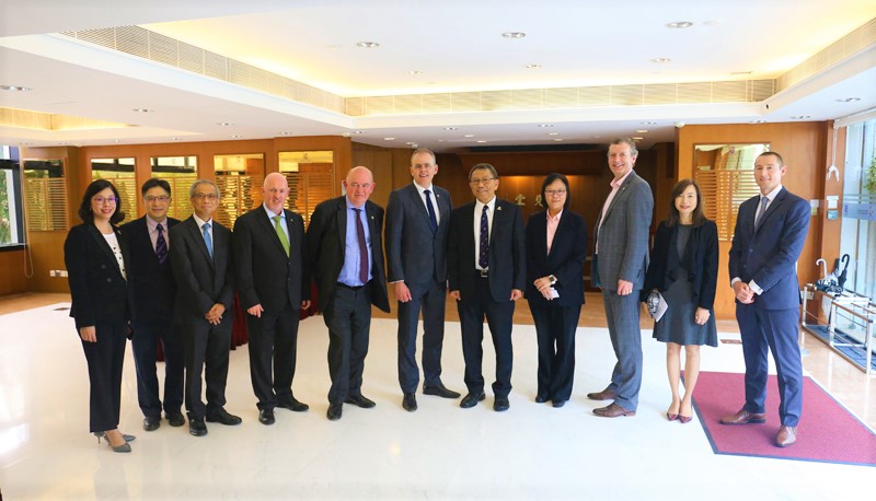 Prof. Rocky S. Tuan, Vice-Chancellor (5th right); Prof. Isabella Poon, Pro-Vice-Chancellor (4th right); Prof. Alvin Leung, Dean of Education (3rd left); and other colleagues welcome the Irish delegation led by Mr. Joe McHugh, Minister for Education and Skills (6th left).