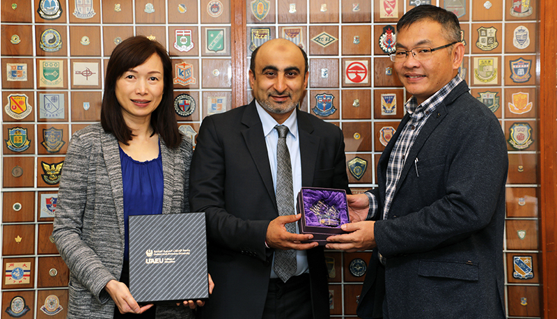 Prof. Ahmed Ali Murad (middle), Acting Dean of College of Education and Dean of College of Science, United Arab Emirates University is warmly welcomed by members of the Faculty of Education, CUHK.