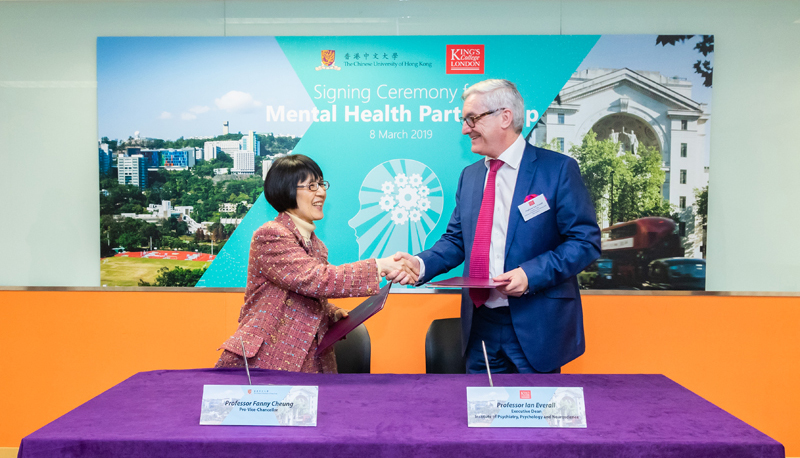 Prof. Fanny Cheung, Pro-Vice-Chancellor of CUHK (left), and Prof. Ian Everall, Executive Dean of the Institute of Psychiatry, Psychology, and Neuroscience at King’s College London (right), sign a MOU for collaboration between the two universities, with a focus on mental health research.