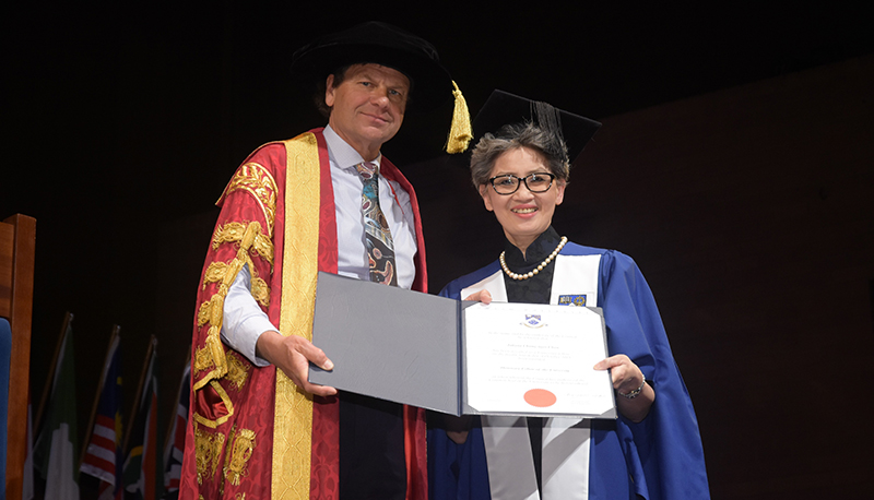 Prof. Juliana Chan (right) receives an honorary fellowship from Mr. Simon McKeon (left), Chancellor of Monash.