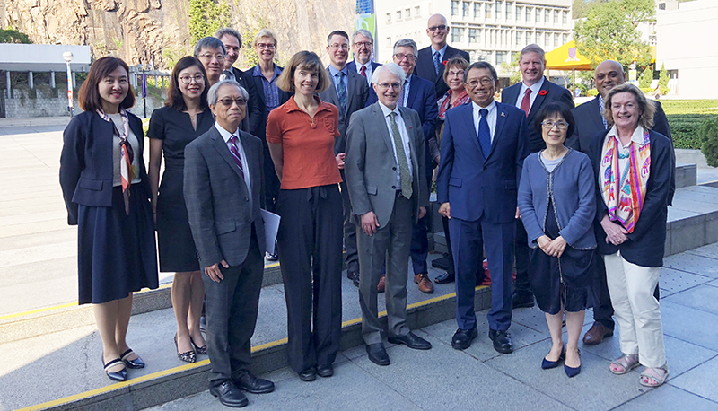 A delegation from Simon Fraser University led by its President and Vice-Chancellor Prof. Andrew Petter (3rd left, front) visited CUHK in November.