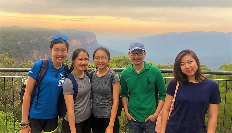 Vanessa (1st left) goes to Blue Mountain with her classmates of the Environmental Management course.