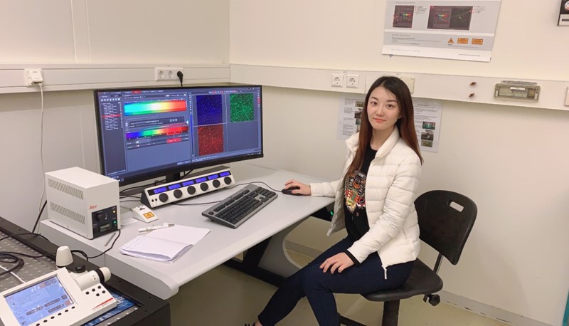 Dr. WANG Yu-meng receives hands-on training to obtain peripheral retina images using a confocal microscope.