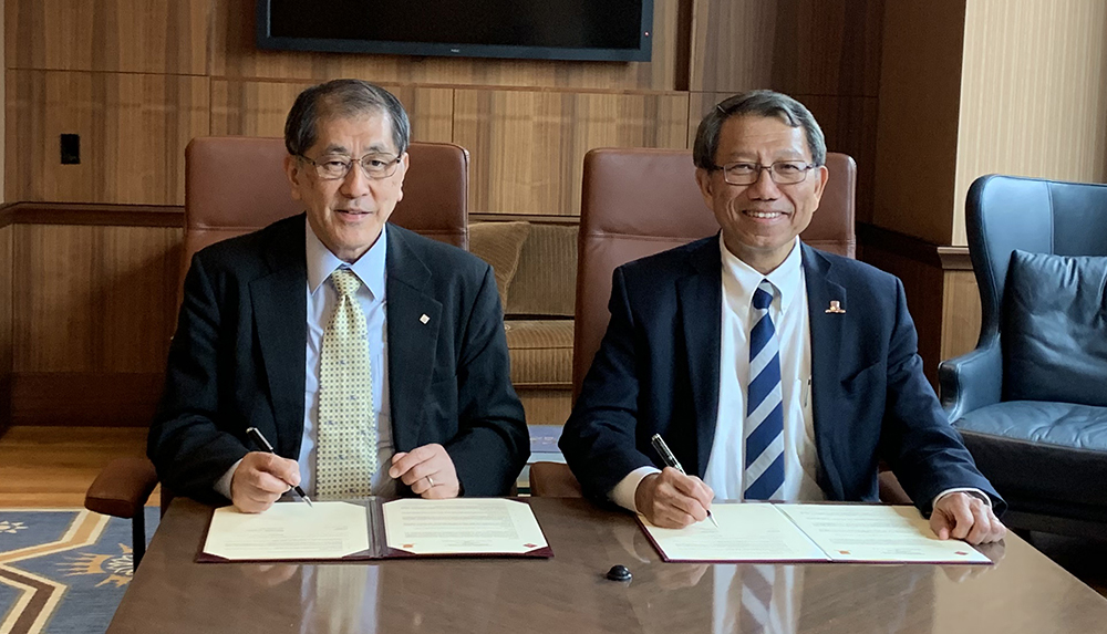 Prof. Rocky S. Tuan (right) and Prof. Aiji Tanaka (left), President of Waseda University, sign a MOU to collaborate in dual degree programmes.