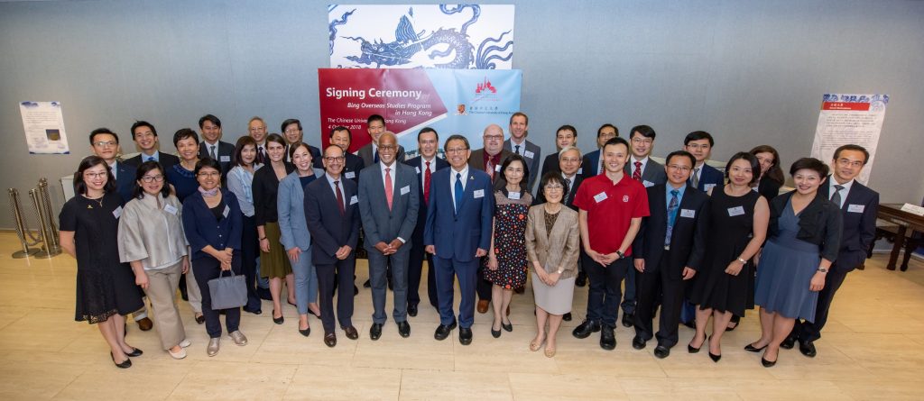 All participating guests take a group photo at the signing ceremony.