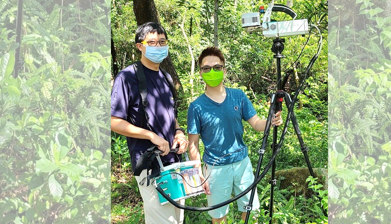 Prof. Amos Tai and Dr. Felix Leung measure photosynthesis capacity of plants. 