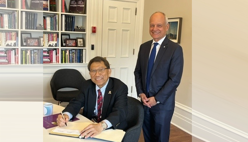 Prof. Rocky S. Tuan meets with UofT President Prof. Meric S. Gertler to strengthen collaboration between the two universities.