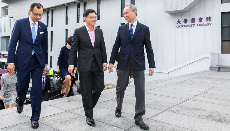 Prof. FOK Tai-fai (right) and Mr. Eric Ng (left) welcoming Mr. HENG Swee Keat, Deputy Prime Minister and Minister for Finance of Singapore (middle).