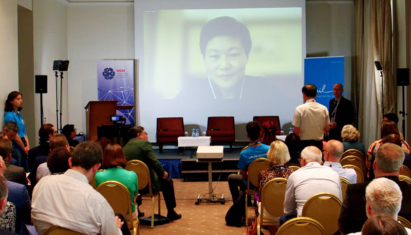 Prof. Sylvia He’s presentation on her low-carbon transport project draws much interest. 