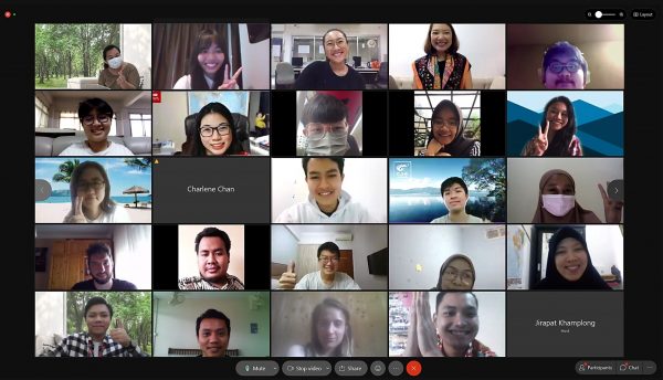 Hon Leung (2nd right, middle row) has made friends with students of the Sawasdee Thailand Virtual Summer Program.