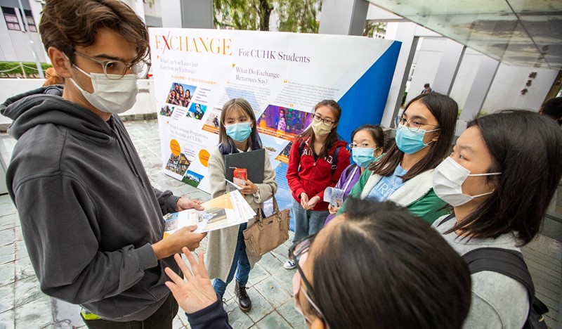 An incoming exchange student introduces his home institution to local students.