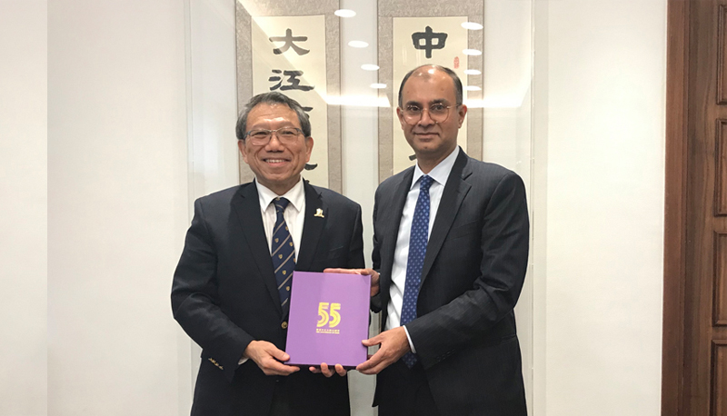 Prof. Rocky S. Tuan welcomes Dr. Bala Srinivasan (right), Executive Vice President for Science, Innovation & Strategy, Chief International Officer & Deputy Provost of the University of Chicago.