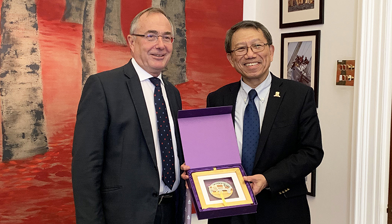 Prof. Rocky S. Tuan (right) meets with Prof. Michael Arthur (left), President and Provost of UCL.