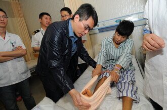 Dr. LAW Sheung Wai introduced prosthesis to amputees of Sichuan earthquake