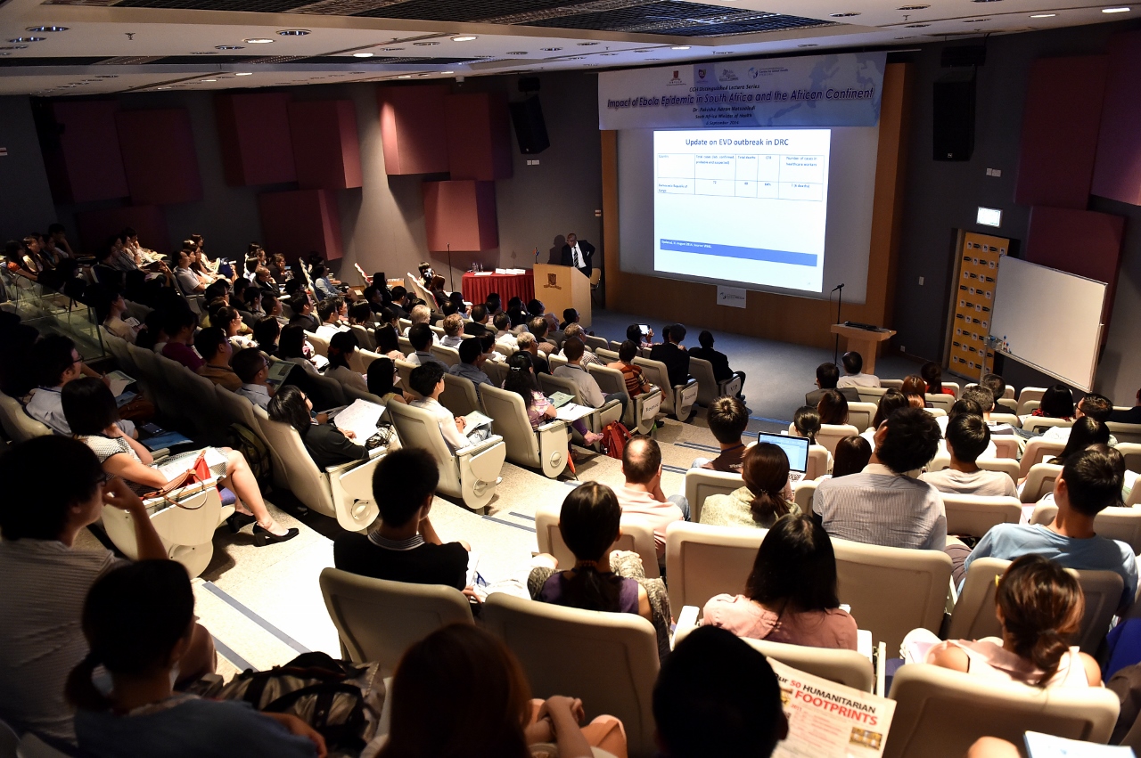 Over 150 guests from the field of public health participate in the lecture.