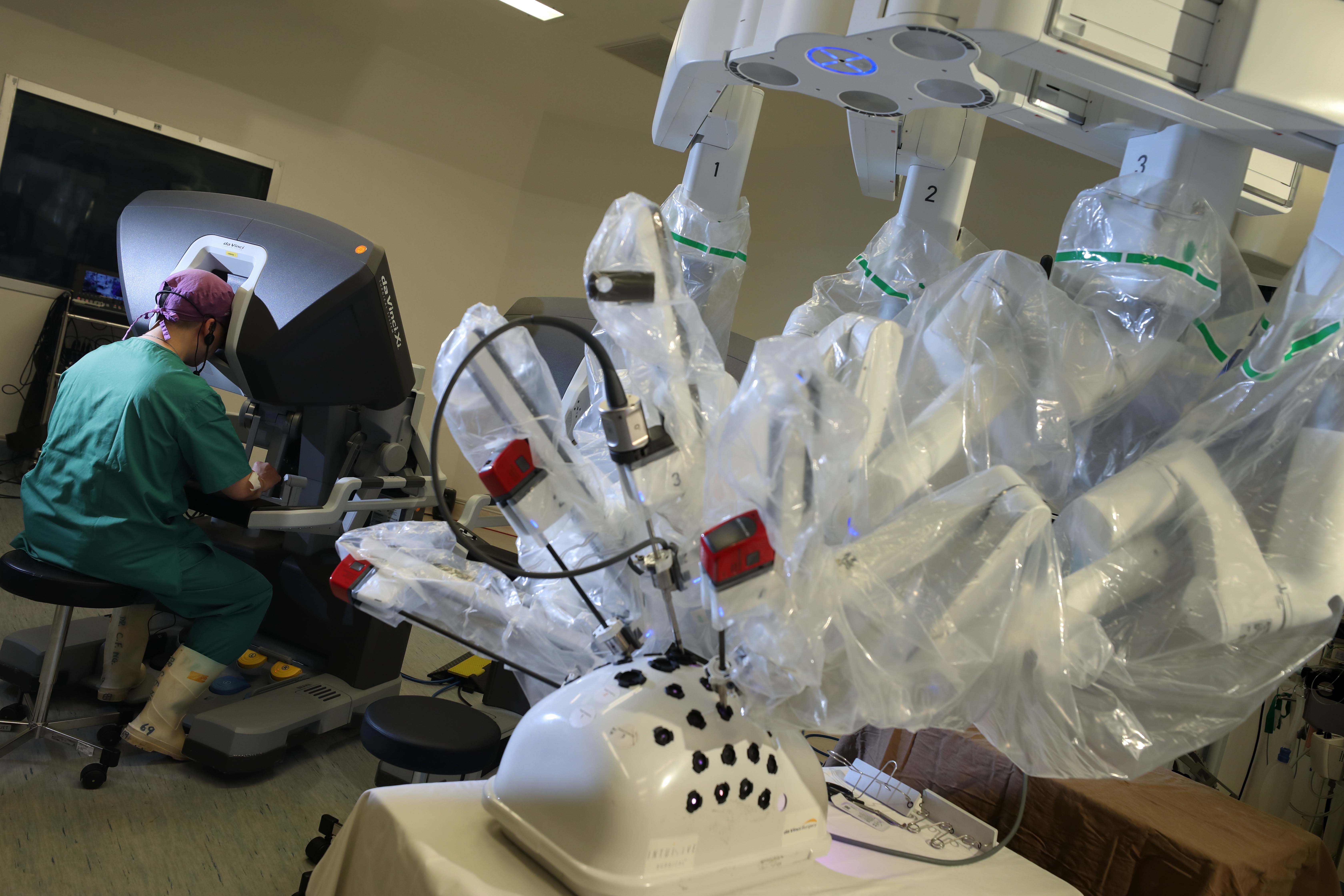 Professor Anthony NG simulates suture using the multi-port surgical robot.