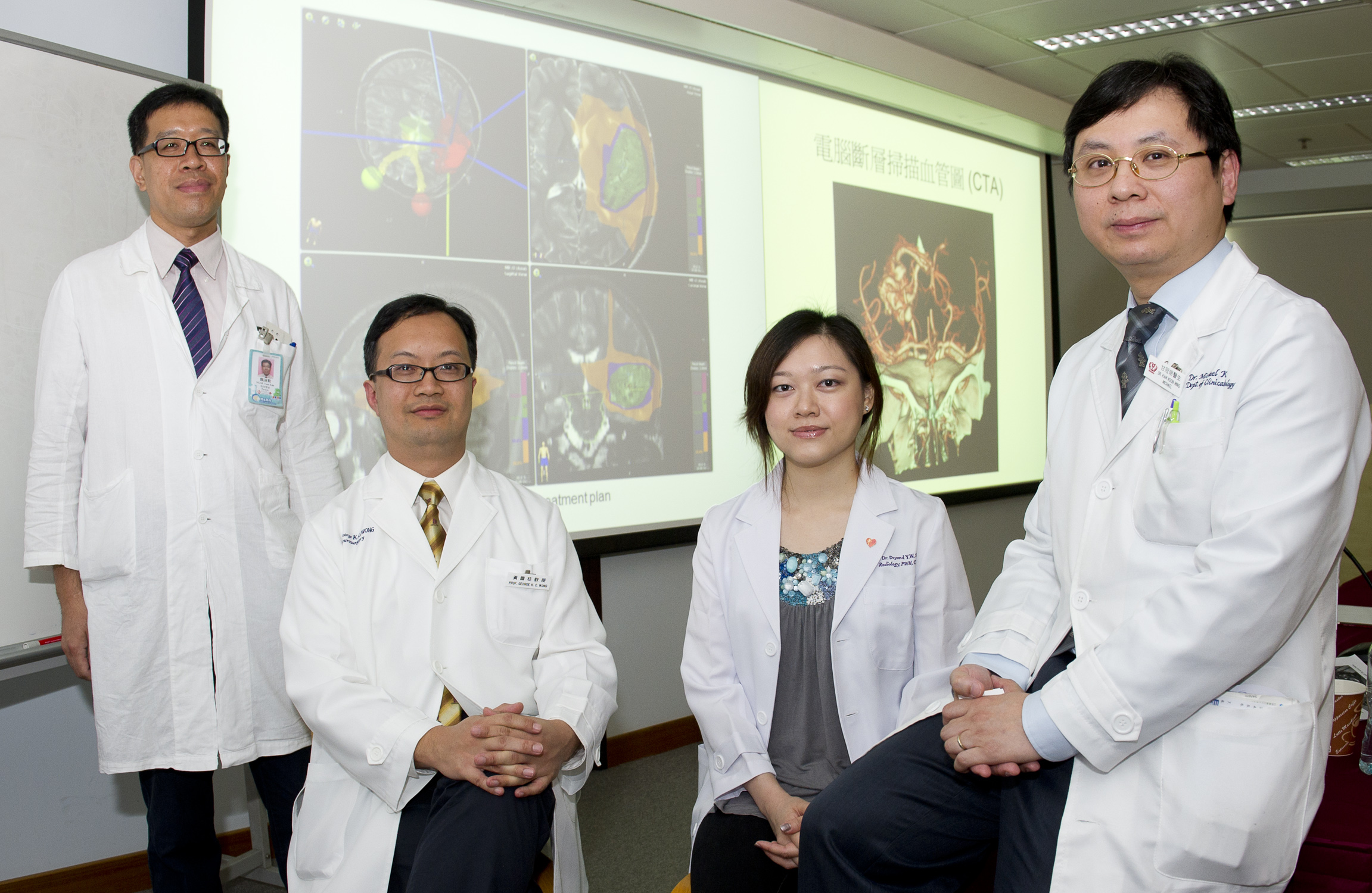 左起)中大肿瘤学系医学物理学家魏远勤先生、外科学系脑外科组教授黄国柱教授、影像及介入放射学系名誉临床助理教授萧容媛医生,以及肿瘤学系名誉临床副教授甘冠明医生