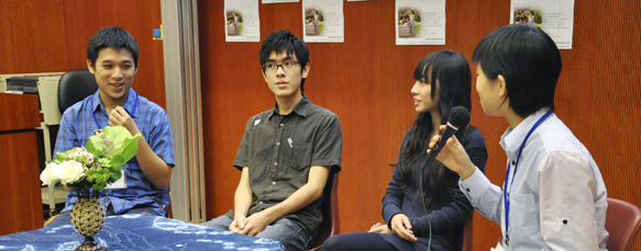 <div align=right>學生於通識研討會上發表論文及交流<br>Students presented their papers and exchanged ideas at the GE Student Seminar</div>