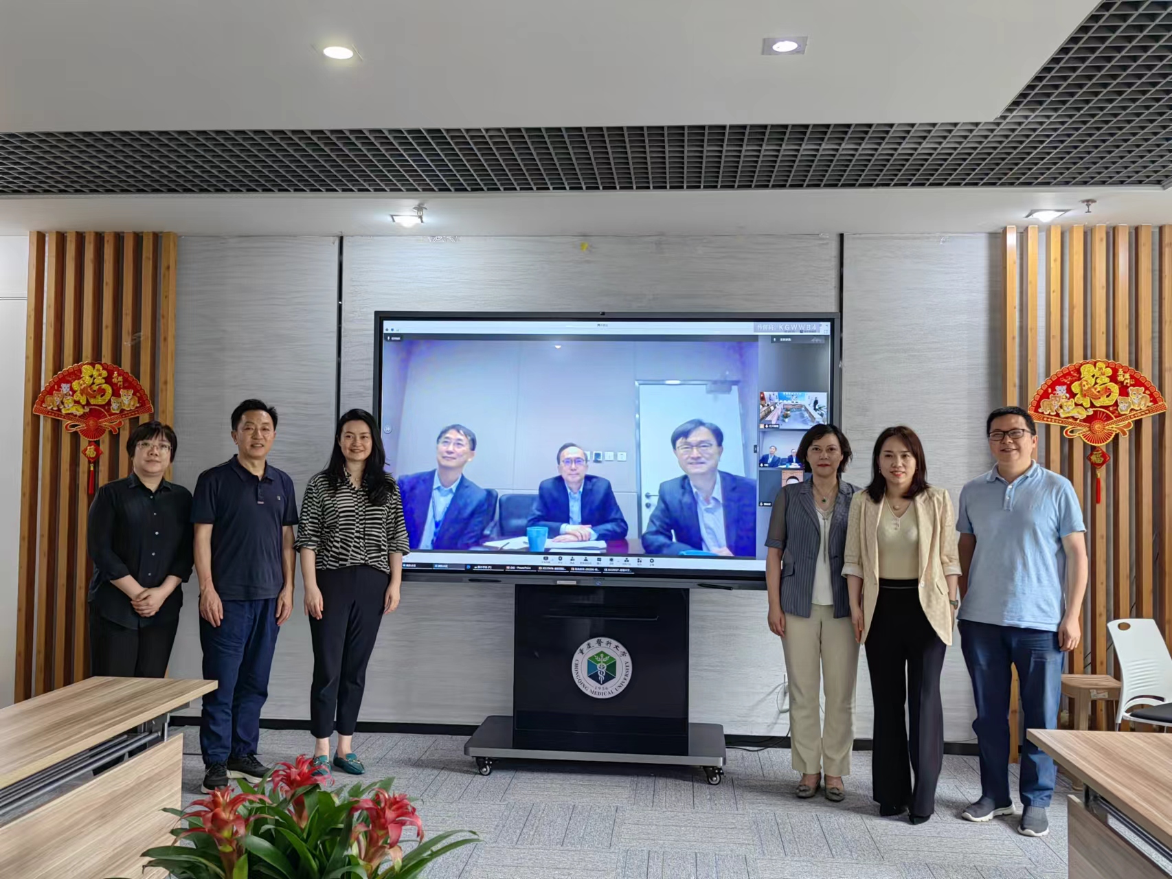 (From Left, on screen) Prof. Zhao Hui, Prof. Andrew Chan and Prof. Hector Chan with representatives of CQMU