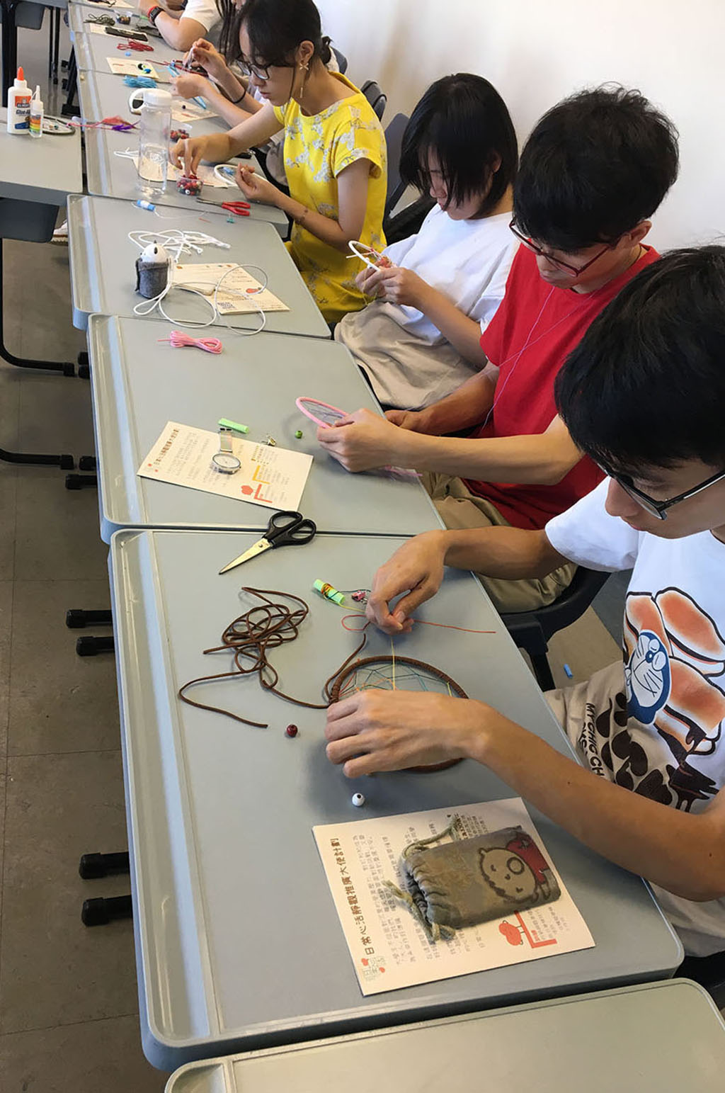 
Participants could observe their bodily sensations, feelings, and thoughts when making a dreamcatcher. The dreamcatcher can be a blessing for themselves or a gift to others. 【Mindful Flourishing Day— Dreamcatcher Workshop】
