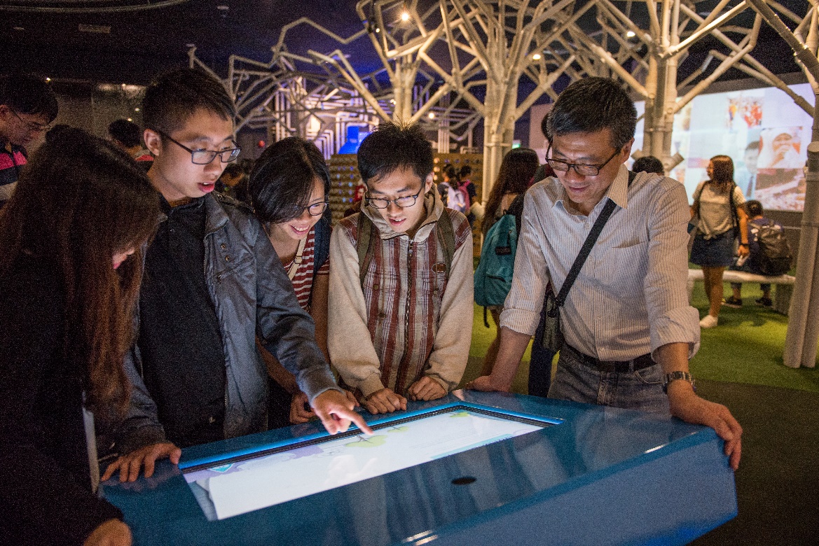 Prof. Fong Wing-ping, Head of Chung Chi College, CUHK, visits the NEWater of Singapore with participants