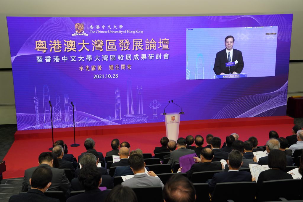 Mr. Yang Shengjun, Member of the Party Leadership Group of the Shenzhen Municipal People’s Government, delivers a speech.