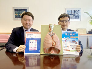 A study conducted by CU Medicine and the Association of Pacific Rim Universities found that the global incidence of mesothelioma has shown an overall declining trend in recent years due to restrictions on asbestos use. However, an increasing trend was observed in females in some countries.<br />
<br />
Research team members include Professor Martin Wong (left) and Dr Jason Huang, Research Assistant Professor, both from The Jockey Club School of Public Health and Primary Care at CU Medicine.