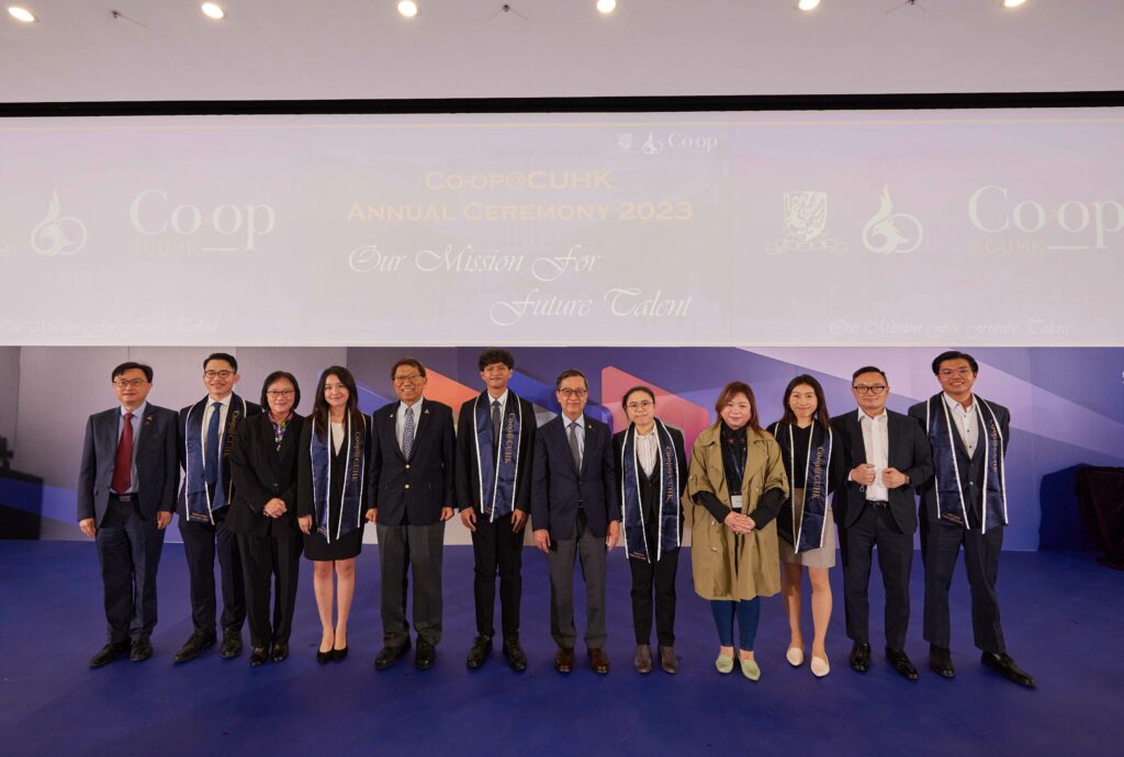 Honourable guests present the graduation stole to student representatives. (From left) Professor Hector Chan, CUHK Associate Vice President (Education); Wilbert Averil, Co-op student from the Faculty of Social Science; Professor Isabella Poon, CUHK Pro-Vice-Chancellor and Vice President (Education); Trix Zhang, Co-op student from the Faculty of Science; Professor Rocky S. Tuan, CUHK Vice-Chancellor and President; Jericho Bibat Principe, Co-op student from the Faculty of Engineering; Professor Alan Chan, CUHK Provost; Vanessa Lo, Co-op student from the Faculty of Arts; Dr Ann Lau, Assistant Dean (Education) of the Faculty of Medicine; Vanessa Wong, Co-op student from the Faculty of Medicine; Dr John Lai, Director of Office of Co-operative Education Programme; Jeff Chan, Co-op student from the CUHK Business School.