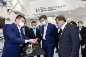 Mr Qin Weizhong, Mayor of the Shenzhen Municipal People’s Government, led a delegation to visit CUHK on 21 February 2023. They visited CUHK’s Multi-Scale Medical Robotics Center located at the Hong Kong Science Park and the Electrochemical Energy and Interfaces Laboratory at the Faculty of Engineering.