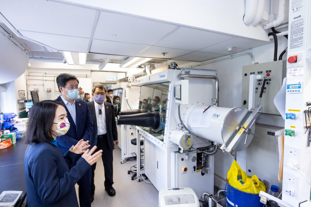 Mr Qin Weizhong, Mayor of the Shenzhen Municipal People’s Government, led a delegation to visit CUHK on 21 February 2023. They visited CUHK’s Multi-Scale Medical Robotics Center located at the Hong Kong Science Park and the Electrochemical Energy and Interfaces Laboratory at the Faculty of Engineering.