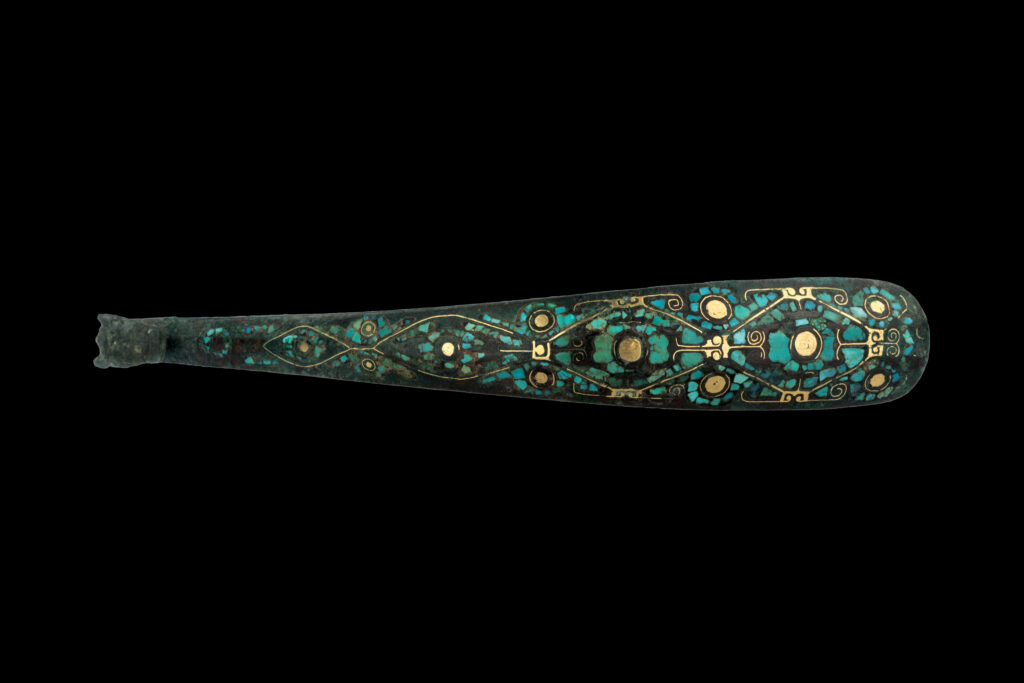 Belt Hook with Gold and Silver Inlay and Embedded Turquoise<br />
Late Warring States<br />
De-Neng-Tang Collection