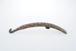 Belt Hook with Gold and Silver Inlay and Embedded Glass Beads<br />
Late Warring States<br />
Collection of the Art Museum, CUHK<br />
Acc. no.: 2022.0054<br />
Gift from Prof. Yeh Lih-Seng