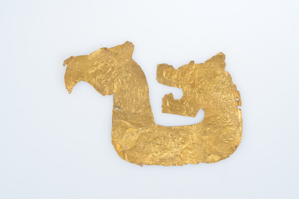 Gold Sheet Ornament with Joined Bird and Beast Shape<br />
Late Spring and Autumn–Middle Warring States (Zhongshan state of the Xianyu people)<br />
Collection of the Art Museum, CUHK<br />
Acc. no.: 1990.0168<br />
Gift from Bei Shan Tang