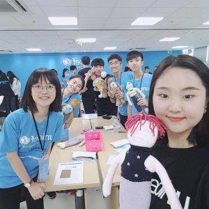 (First from left) Helen Lee joins a study tour in South Korea organised by the UNICEF Hong Kong’s Young Envoys Programme.