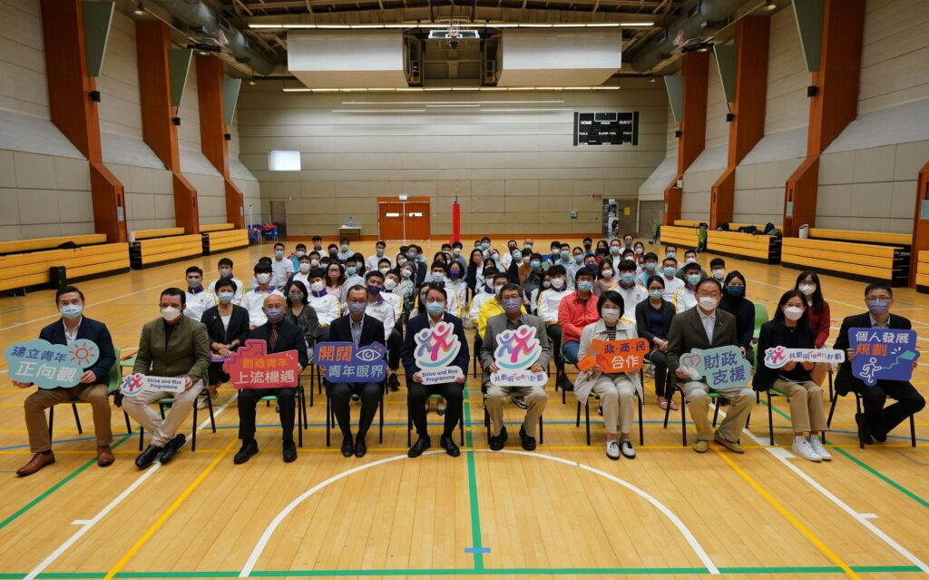 A group photo of all guests and students.