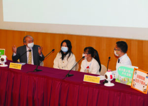 Mrs Li (2nd left) shares her experience in taking care of her 9-year-old daughter with high myopia, including frequently giving advice on eye protection and reminding having adequate rest for eyes in between online classes.