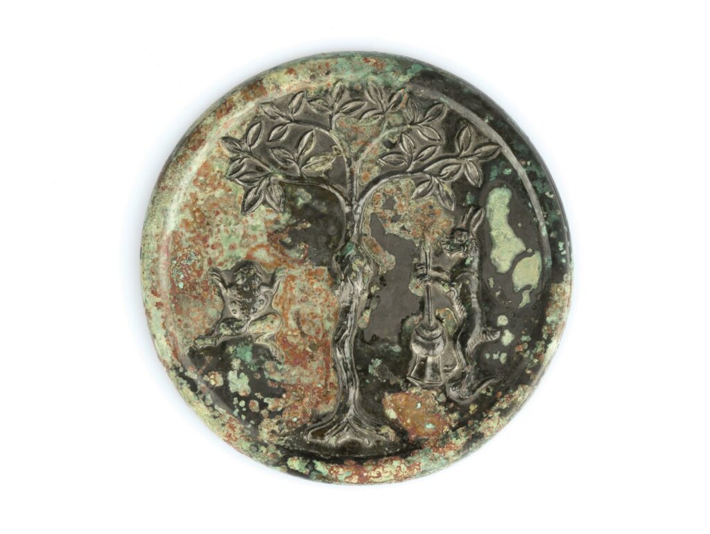 The “moon palace” bronze mirror (Collection of the Art Museum, CUHK)