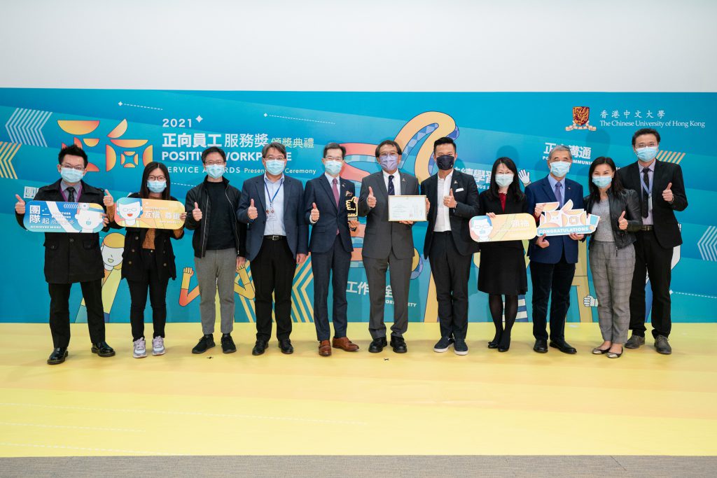 Professor Rocky Tuan, Vice-Chancellor and President of CUHK presents the PWS (Team) Award to the CUHK Eye Centre Team.