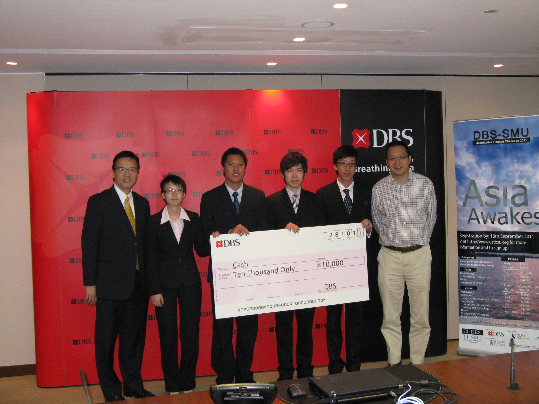 Members of the winning team (from 2nd left to 5th left) are Wang Weiyin, Tang Tsz Wang, Chung Shing Fung and Ngai Ki Sum of the RMSC Programme, CUHK.