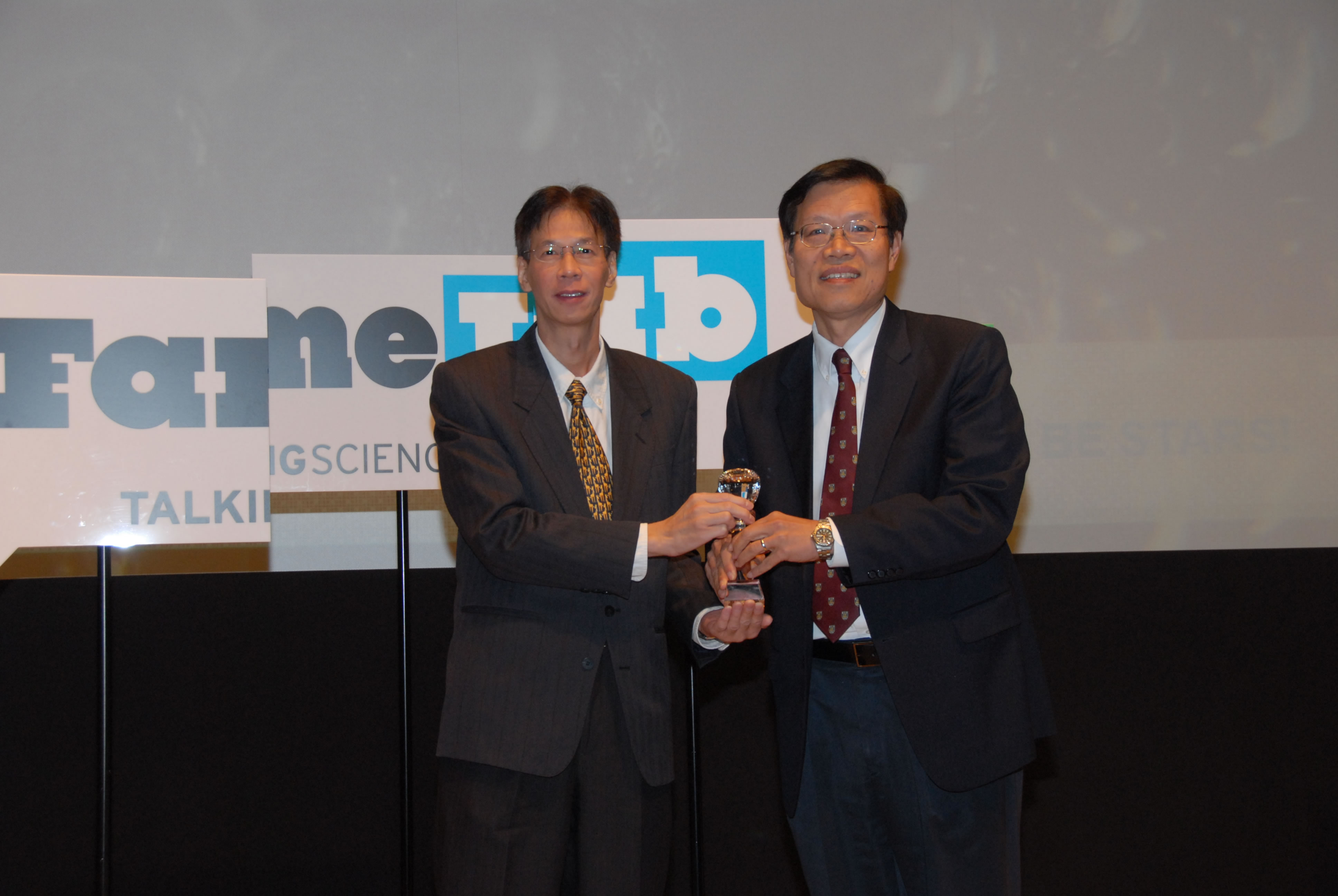 Prof. Ng Cheuk-yiu (right), CUHK Dean of Science, receives the ‘Best Institution’ prize from Mr. Michael Wong, Chief Curator of the Hong Kong Science Museum
(Photo Courtesy: Hong Kong Science Museum)